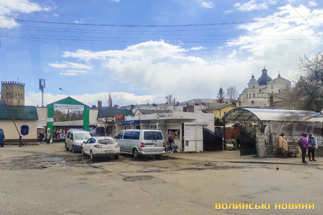 Тим часом на Центральному ринку сьогодні геть не велелюдно